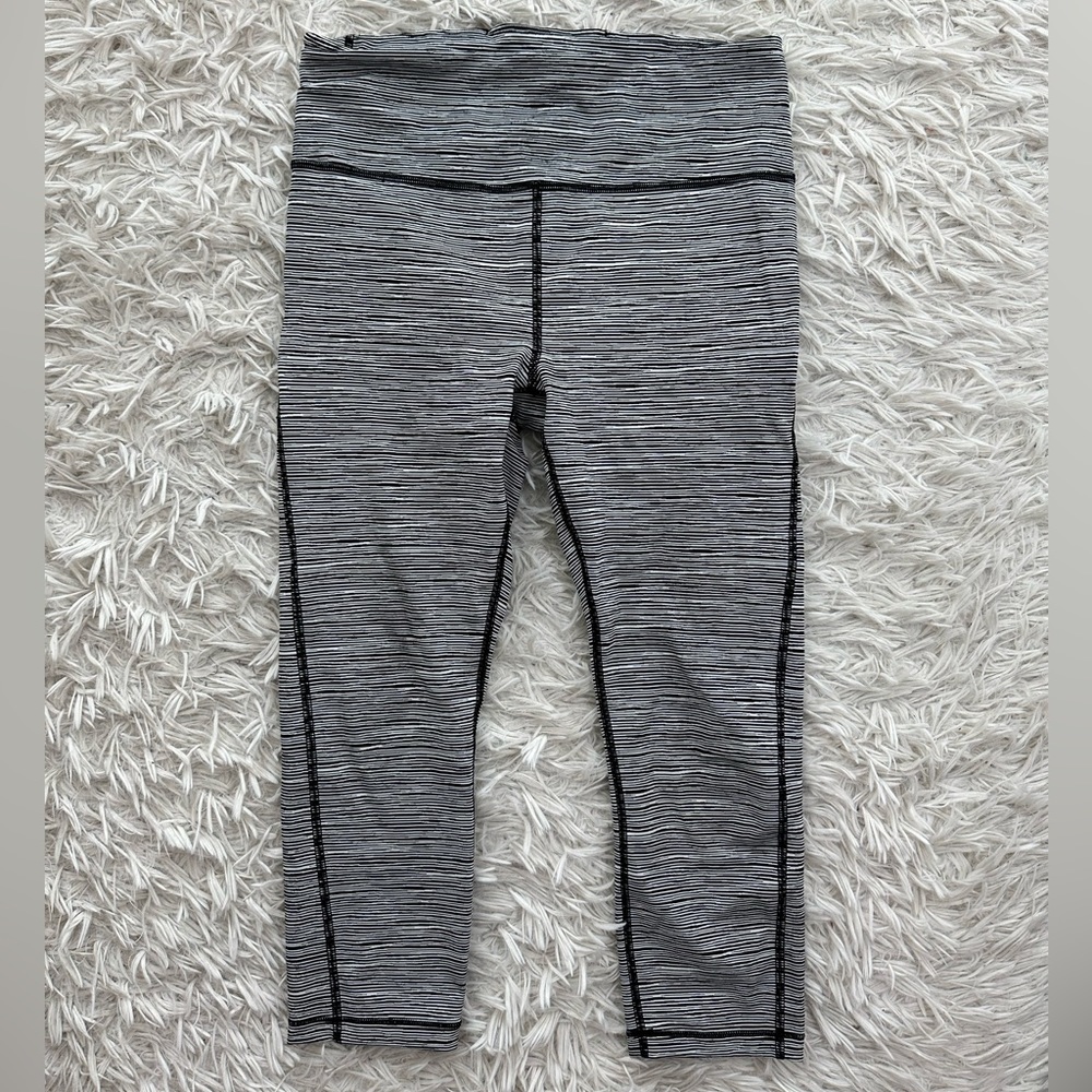 Athleta Women’s Ultimate Linear Lines Capri Leggings Black/White | Small - Picture 5 of 10